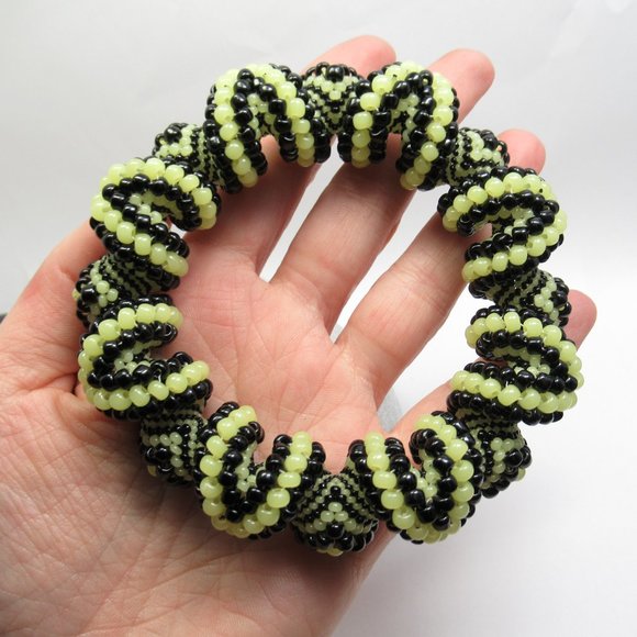 Uranium glass Beadwoven Cellini Bangle - Picture 13 of 14